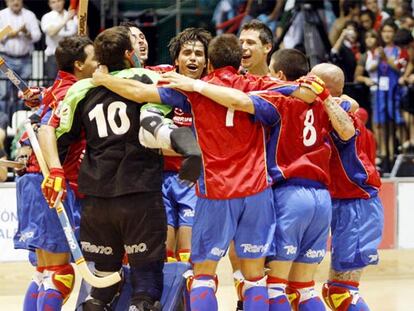 Los jugadores españoles se abrazan tras el partido.