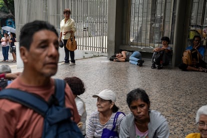 Varios pacientes duermen en el piso mientras hacen fila para recibir los medicamentos que les ha prescrito un médico y que debe cubrir el sistema de salud.