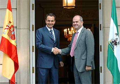 José Luis Rodríguez Zapatero y Manuel Chaves, ayer, en la Moncloa.