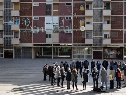 Participantes en la ruta guiada por el barrio de Montbau en el marco del ciclo (Re)Voltes.