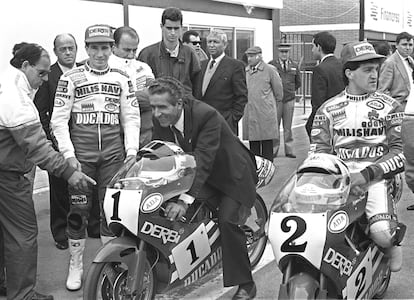 Federico Martín Bahamontes junto a los pilotos Aspar (izquierda) y Champi Herreros (derecha), durante la presentación de las nuevas motos Derbi, en el circuito del Jarama el año 1987.
