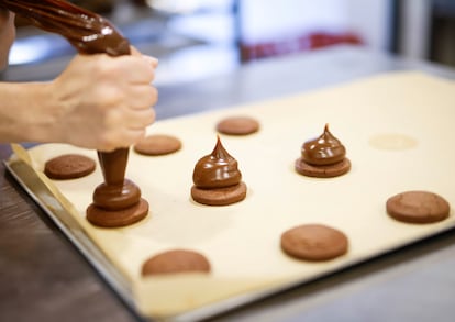 Proceso de elaboración de alfajores en Cuadra.