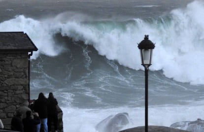 Giant waves on the coast of Muxía, in Galicia.