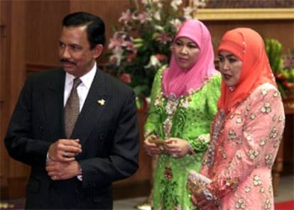 La segunda esposa del sultán de Brunei (centro) con el que pronto será su ex marido y la primera esposa de éste, Anak Hajjah Saleha.