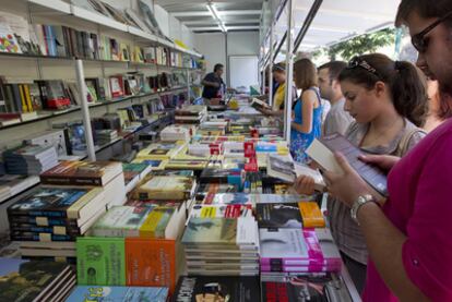 Una de las casetas de la Feria del Libro de Málaga, en el paseo del Parque.