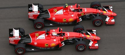 Kimi Raikkonen of Finland y Sebastian Vettel en la carrera de hoy en Sochi (Rusia).