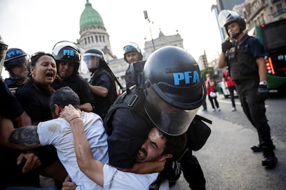 Un hombre es detenido durante una manifestación contra las políticas de ajuste de Javier Milei, el 26 de febrero en Buenos Aires, Argentina.