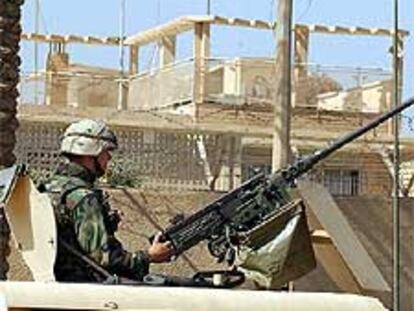 Soldados estadounidenses montan guardia junto a la Embajada de España en Bagdad