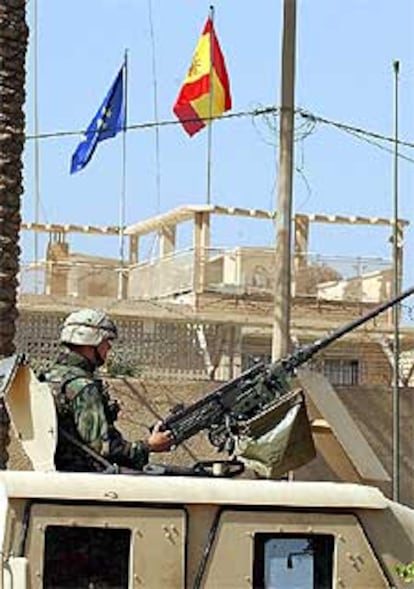 Soldados estadounidenses montan guardia junto a la Embajada de España en Bagdad