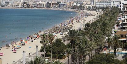 Turistas en la playa del Arenal (Palma de Mallorca)