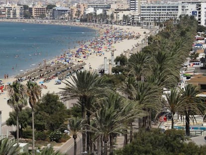 Turistas en la playa del Arenal (Palma de Mallorca)