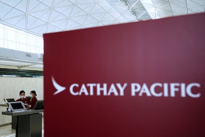 FILE PHOTO: FILE PHOTO: Cathay Pacific employees work at Hong Kong International Airport, in Hong Kong, China March 8, 2023. REUTERS/Lam Yik/File Photo/File Photo