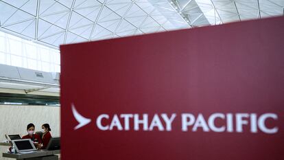 FILE PHOTO: FILE PHOTO: Cathay Pacific employees work at Hong Kong International Airport, in Hong Kong, China March 8, 2023. REUTERS/Lam Yik/File Photo/File Photo