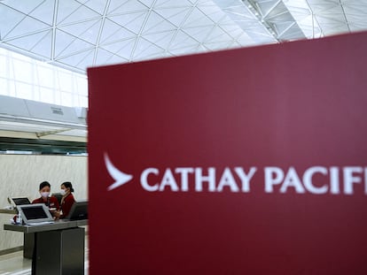 FILE PHOTO: FILE PHOTO: Cathay Pacific employees work at Hong Kong International Airport, in Hong Kong, China March 8, 2023. REUTERS/Lam Yik/File Photo/File Photo