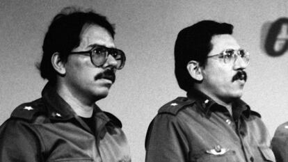 Daniel Ortega y Humberto Ortega, durante una comparecencia en Nicaragua, en 1984.