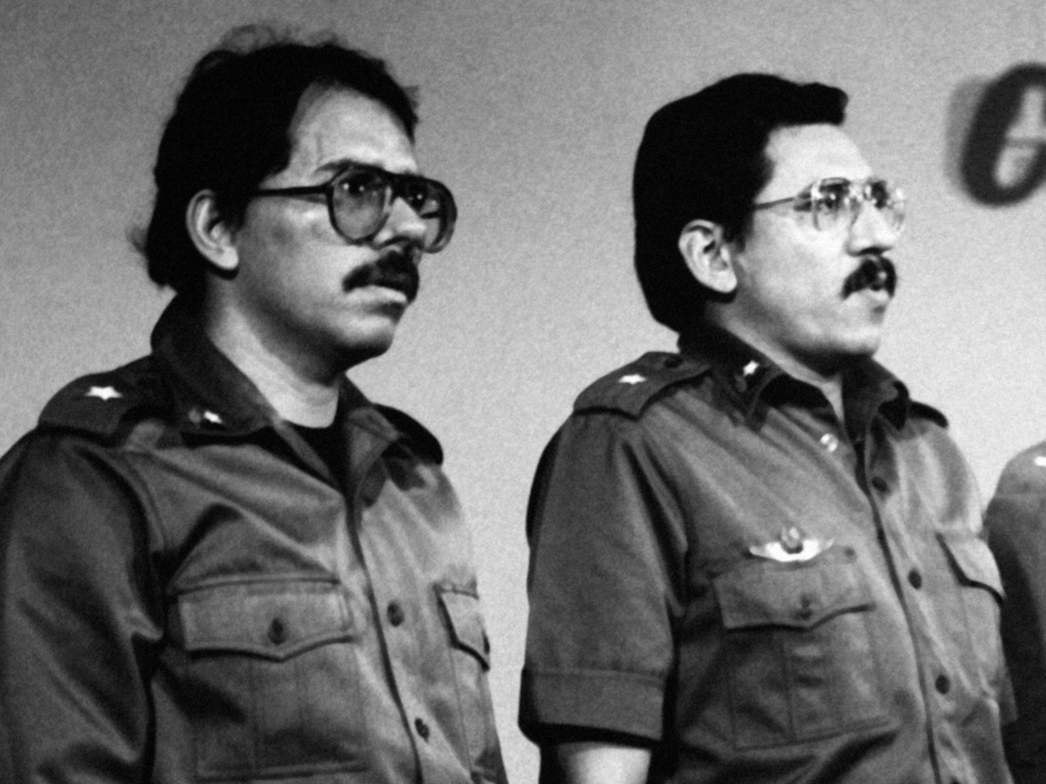 Daniel Ortega y Humberto Ortega, durante una conferencia en Nicaragua, en 1984.