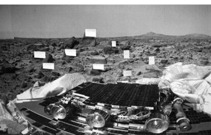 Imagen del vehículo de investigación 'Sojourner', que realiza exploraciones por la superficie de Marte. Imagen tomada por la sonda Mars Pathfinder. En la imagen se ven diferentes rocas, cada una bautizada con nombres diferentes por los expertos del Jet Propulsion Laboratory de Pasadena, responsables del proyecto.