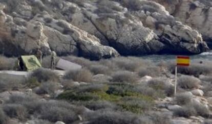 Militares españoles levantan una tienda de campaña en Isla de Tierra.