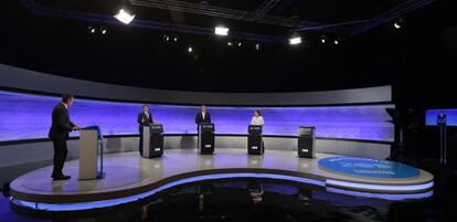 El presentador Carlos de Vega (i) junto con los candidatos Albert Rivera, Pedro Sánchez y Pablo Iglesias.