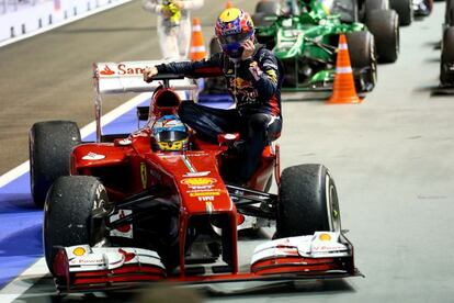 Webber, subido al coche de Alonso. 