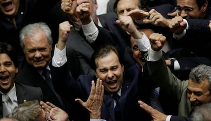 Rodrigo Maia comemora a vitória.