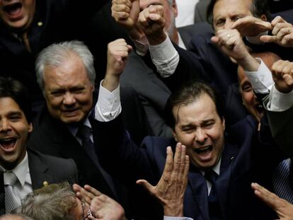 Rodrigo Maia comemora a vitória.