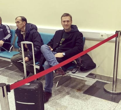 Navalni, ayer, en el aeopuerto de Moscú, en una imagen difundida por su equipo en redes sociales.
