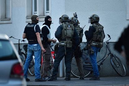 Miembros de una unidad SWAT buscan en el apartamento del sospechoso que condujo una camioneta contra una multitud de personas sentadas frente a un pub, en Münster, Alemania.