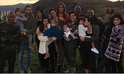 Si algo no se puede negar de los Kardashian-Jenner es que son un clan muy unido que comparte siempre sus grandes momentos en las redes sociales. En la imagen, toda la familia reunida para celebrar Acción de Gracias de 2015.