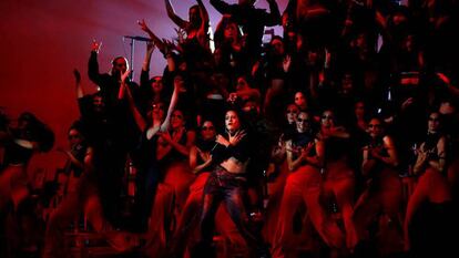 Rosalía solo se llevó el premios a la Mejor colaboración en los MTV Music Awards, por su tema 'Con altura'. Sin embargo, la catalana dio todo un espectáculo en Sevilla al interpretar 'Di mi nombre' y 'Pienso tu mirá', rodeada de bailarines y coristas en un tablao flamenco.