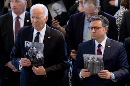 El presidente de Estados Unidos, Joe Biden (a la izquierda), y el presidente de la Cámara de Representantes, Mike Johnson, sostienen fotos de personas que murieron durante el Holocausto en una ceremonia en el Capitolio de Washington, este martes.
