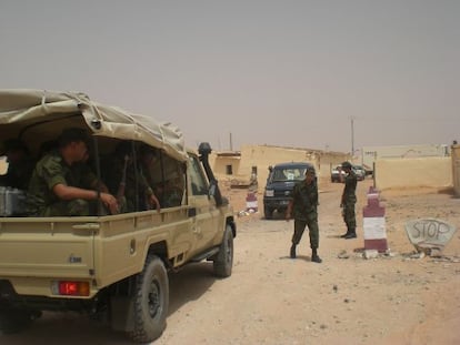 Un grupo de soldados protege las casas de los cooperantes espa&ntilde;oles en los campamentos de Tinduf.