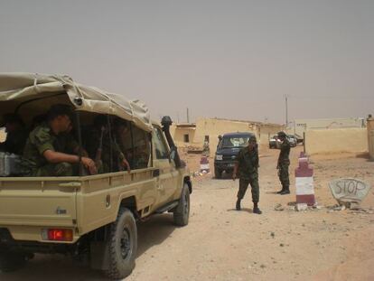 Un grupo de soldados protege las casas de los cooperantes españoles en los campamentos de Tinduf.