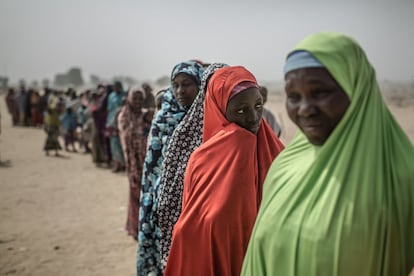 Um grupo de refugiadas internas recém-chegadas ao campo de Muna Garage, nos arredores de Maiduguri, na Nigéria. Mais de 20.000 pessoas já buscaram abrigo neste campo.