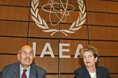 Mohamed el Baradei (izquierda) y la representante de Canadá en el OIEA, Ingrid Holl, en la reunión de ayer.