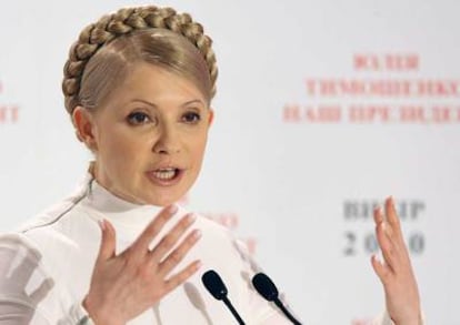 La candidata presidencial ucraniana, la primera ministra Yulia Timoshenko, habla durante una rueda de prensa