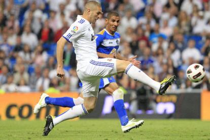 Benzema dispara para lograr su gol pese a la oposición de CataDíaz.