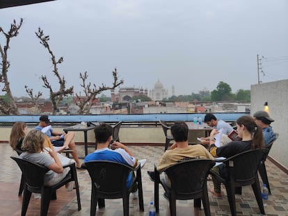 Círculo de diálogo de alumnos del grado LEINN en India.