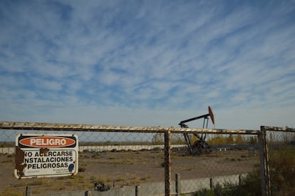 Una cerca del yacimiento petrolífero Vaca Muerta, en Argentina.