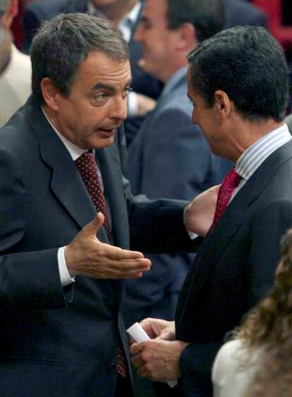 Rodríguez Zapatero conversa ayer con Eduardo Zaplana en el Congreso.