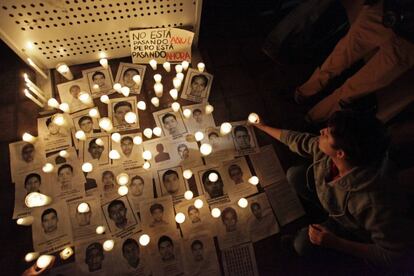 Velas en cada fotografía de los chicos desaparecidos