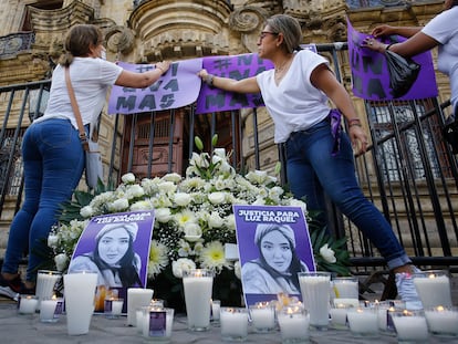 Mujeres protestan contra el feminicidio de Luz Raquel Padilla, frente al Palacio de Gobierno de Jalisco, en Guadalajara (México), el 23 de julio de 2022.