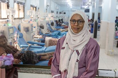 Nabiha Bamagid, la jefa del departamento de diálisis del hospital Al Jumhuriya de Adén, el pasado 23 de febrero.    