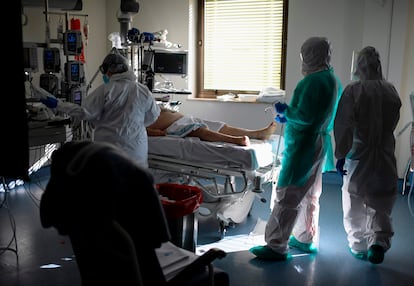 Varios sanitarios atienden a un paciente con covid-19 en el Hospital Ramón y Cajal de Madrid.