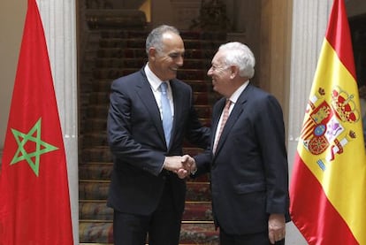 El ministro de Exteriores Jos&eacute; Manuel Garc&iacute;a- Margallo saluda a su hom&oacute;logo marroqu&iacute; Salaheddine Mezouar 