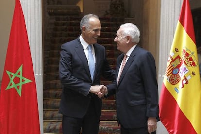 El ministro de Exteriores José Manuel García- Margallo saluda a su homólogo marroquí Salaheddine Mezouar