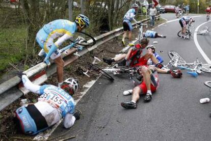 Una caída múltiple, sin consecuencias, durante la carrera.