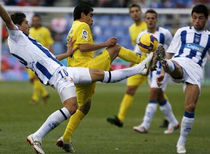 Ibagaza trata de llevarse el balón entre Vázquez y Fuego.