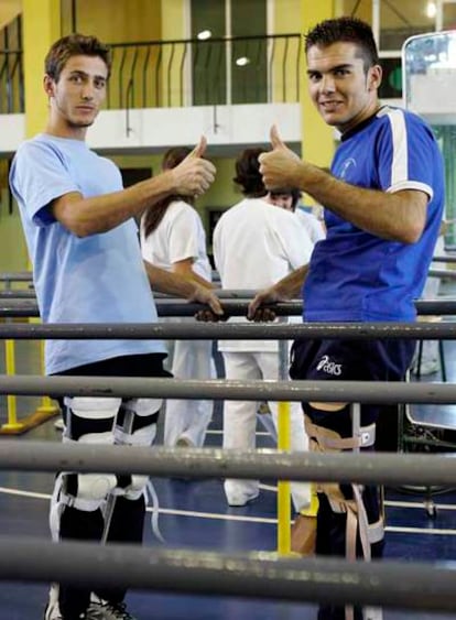 Mario Moñino (izquierda) y Paco Salinas, en el gimnasio del hospital.