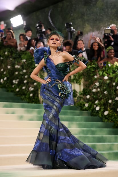 Zendaya, una de las más esperadas de la noche, ha acudido con un impresionante vestido firmado por Maison Margiela con el sello inconfundible de John Galliano.